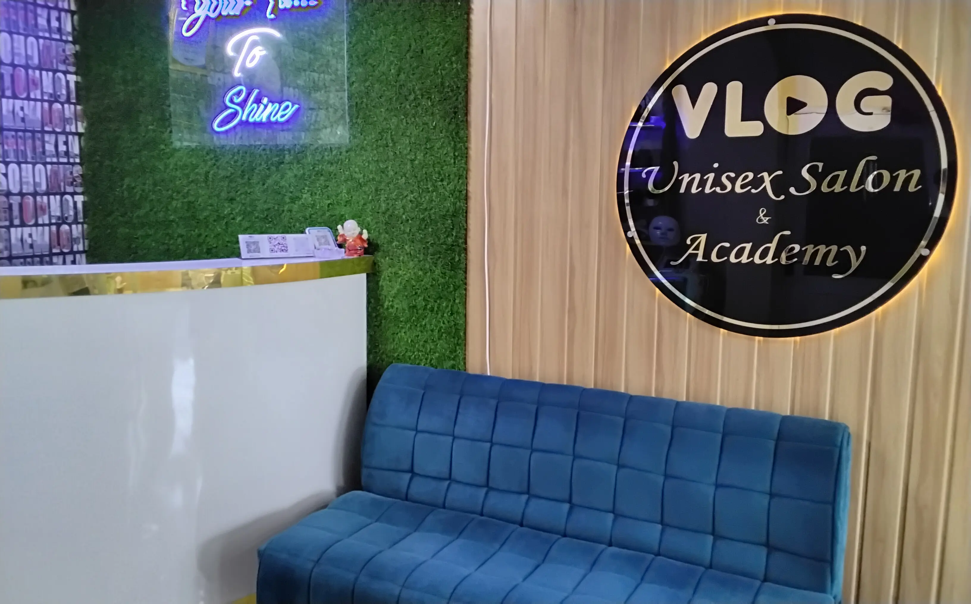 Vlog Unisex Salon & Academy